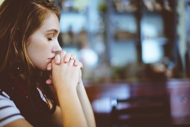 kobieta modląca się w kościele